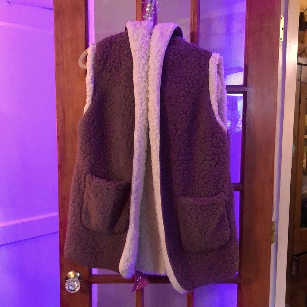 EASEL OPEN FRONT REVERSIBLE SHERPA VEST